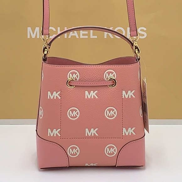 MICHAEL KORS
Mercer Small Logo Embossed Leather Bucket Bag
COLOR PRIMROSE - Picture 6 of 15